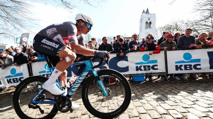 Image à la une de Paris-Roubaix: derrière Van der Poel, Philipsen attend son heure