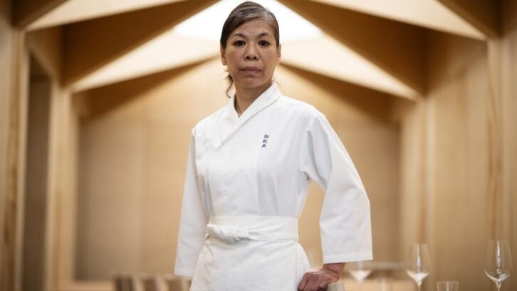Image à la une de Chizuko Kimura, première cheffe sushi étoilée au monde, ou l’histoire d’une promesse