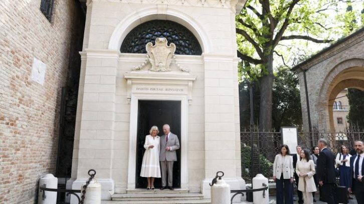 Image à la une de Charles et Camilla sur la tombe de Dante, père de la langue italienne