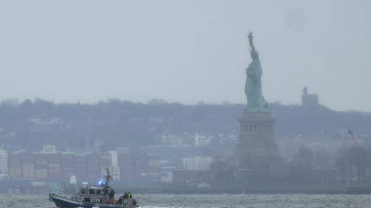 Image à la une de Six morts, dont trois enfants, dans le crash d’un hélicoptère dans le fleuve de New York