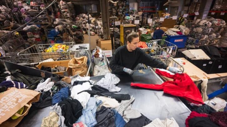 Image à la une de Sans les géants du prêt-à-porter, la Suède peine à trier ses habits usés