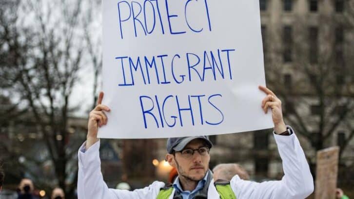 Image à la une de Des milliers d’immigrés latinos déclarés “décédés” par la Sécurité sociale américaine