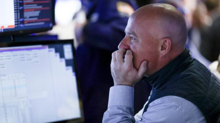 Image à la une de Wall Street ouvre en baisse, reste particulièrement fébrile