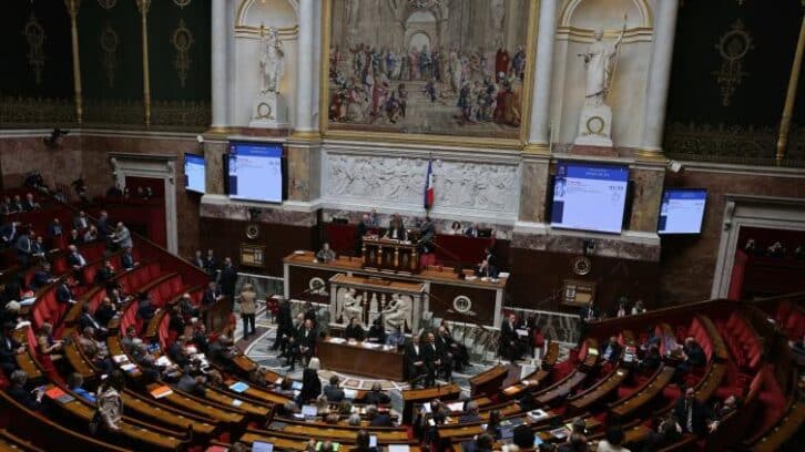 Image à la une de Loi “simplification”: l’Assemblée valide l’extinction programmée des nouvelles instances auprès du gouvernement