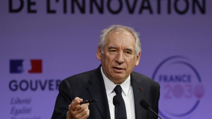 Image à la une de Bayrou: une marge de manœuvre réduite par les crises