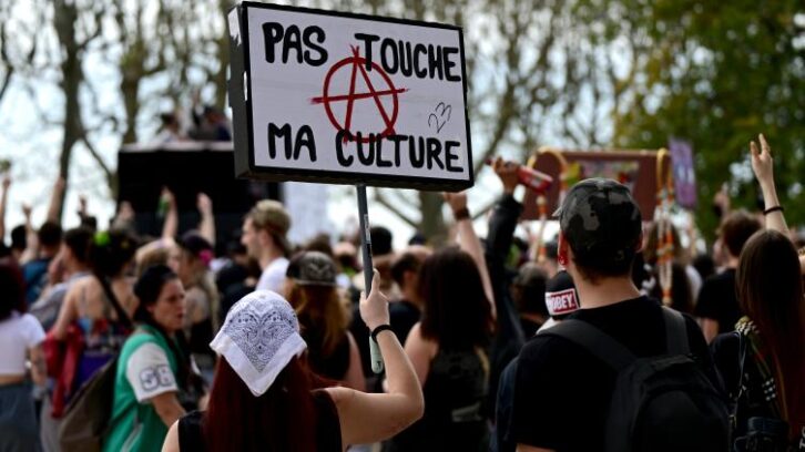 Image à la une de “Plus de sons, moins de répression”: défilés en France pour défendre les free-parties