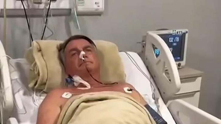 Image à la une de L’ex président brésilien Bolsonaro dit qu’il sera “probablement opéré”