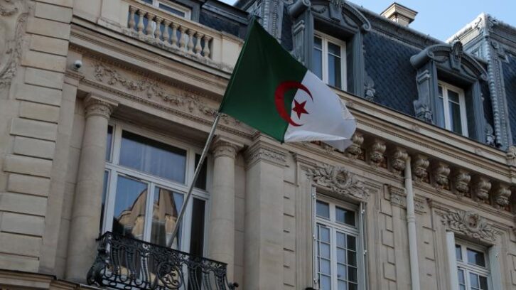 Image à la une de L’Algérie s’insurge contre la détention en France d’un agent consulaire