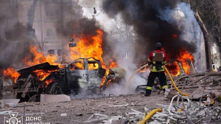 Image à la une de Ukraine: au moins 24 tués dans une frappe russe en plein centre de Soumy