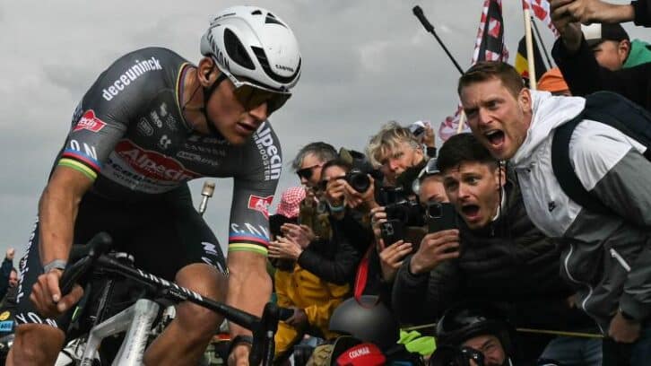 Image à la une de Van der Poel remporte son troisième Paris-Roubaix devant Pogacar
