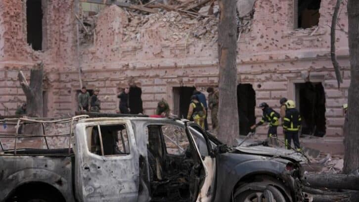 Image à la une de Ukraine: au moins 34 morts dans une frappe russe sur le centre-ville bondé de Soumy