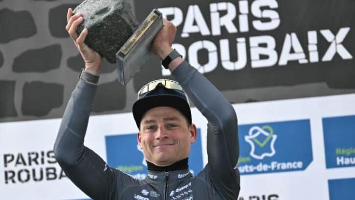 Image à la une de Paris-Roubaix: Van der Poel maître des pavés devant un Pogacar bluffant