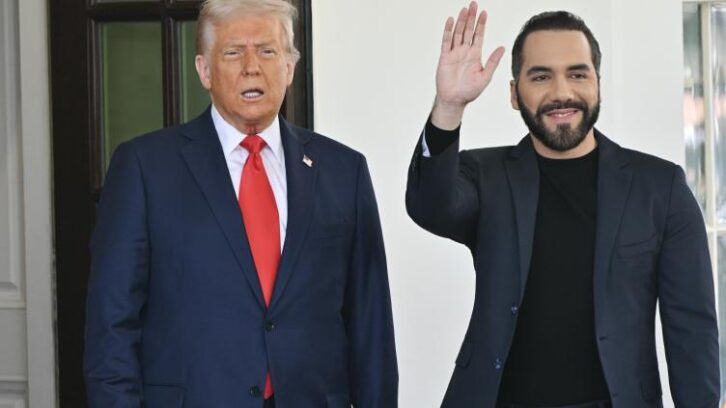 Image à la une de Trump et Bukele, main dans la main contre les gangs