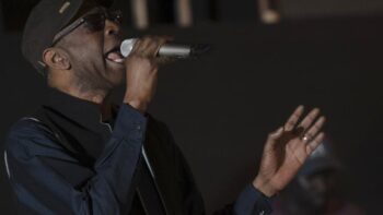 Image à la une de 45 ans de carrière, un nouvel album et “que du bonheur” pour la légende Youssou N’Dour