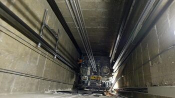 Image à la une de Dans les quartiers populaires, le “calvaire” quotidien des pannes d’ascenseurs