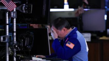 Image à la une de Wall Street termine en berne, les perspectives économiques américaines inquiètent