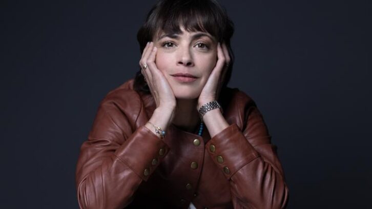 Image à la une de Pour Bérénice Béjo, “les mères aussi peuvent combattre fusil à la main”