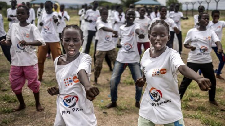 Image à la une de Au Kenya, des jeunes réfugiées apprennent à se défendre grâce au taekwondo