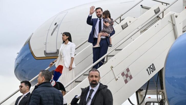 Image à la une de JD Vance voit Meloni à Rome avant de célébrer Pâques au Vatican