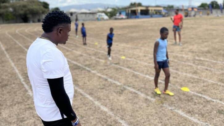 Image à la une de Des enfants aux stars de la piste, la transmission de l’art du sprint en Jamaïque