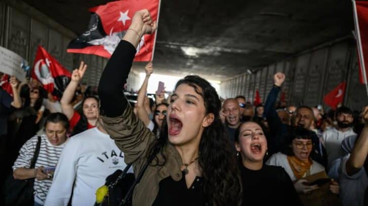 Image à la une de Turquie: un mois après, le vent de fronde souffle toujours