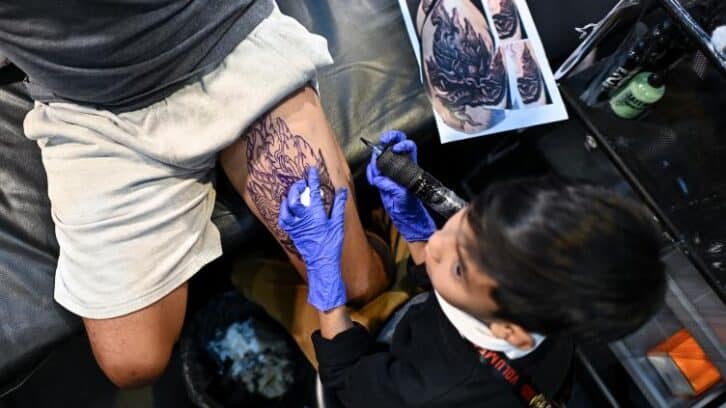 Image à la une de A neuf ans, un tatoueur thaï imprime sa marque à Bangkok