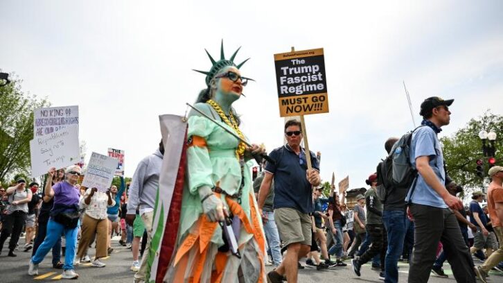 Image à la une de Des milliers d’Américains dans la rue contre Trump