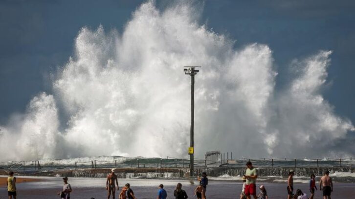 Image à la une de Australie: vagues gigantesques, six personnes meurent noyées