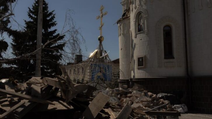 Image à la une de Les soldats ukrainiens sur le front célèbrent Pâques malgré les explosions qui ponctuent la trêve