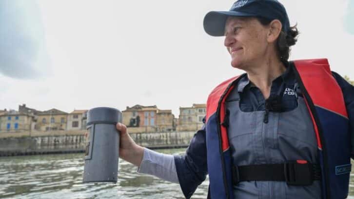 Image à la une de Sur le Rhône, à la recherche de microplastiques qui se fondent dans le vivant