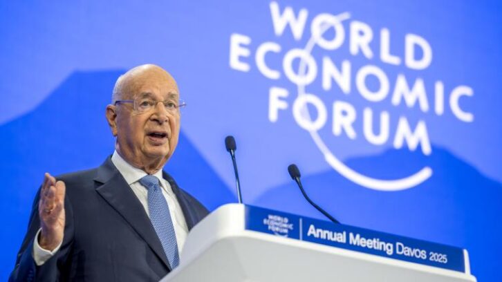 Image à la une de Une page se tourne au Forum économique mondial avec la démission du fondateur