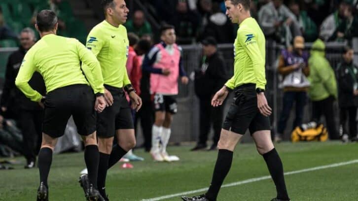 Image à la une de Interruption du derby ASSE-OL: un supporter stéphanois de 28 ans en garde à vue