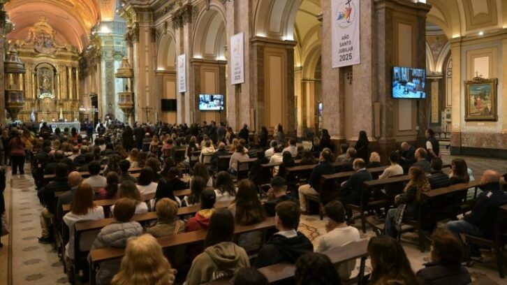 Image à la une de Dans l’aube de Buenos Aires, larmes et prières d’Argentins “orphelins” de leur pape