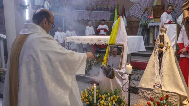 Image à la une de “Il nous donnait de l’espoir”: les chrétiens de Gaza pleurent la mort du pape