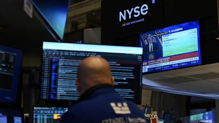 Image à la une de Wall Street termine en berne face aux tensions entre Trump et la Fed