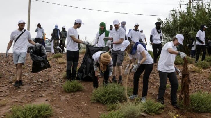 Image à la une de Au Maroc, des bénévoles traquent les déchets qui empoisonnent le désert