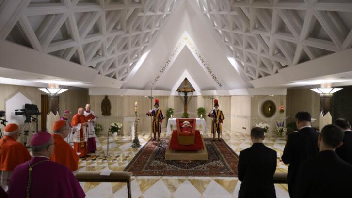 Image à la une de Au Vatican, l’hommage intime de la “famille” du pape face à sa dépouille