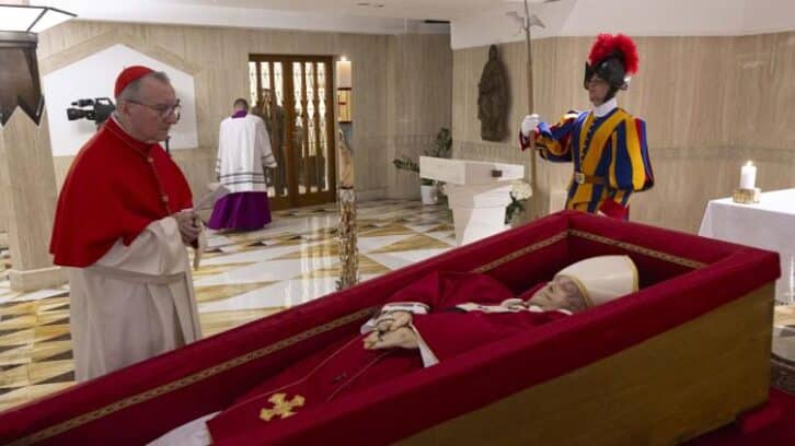 Image à la une de La dépouille du pape exposée à Saint-Pierre pour l’hommage des fidèles