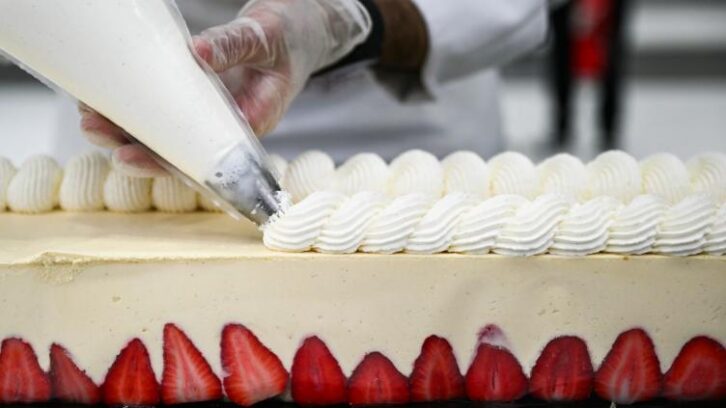 Image à la une de Avec un gâteau de 121 mètres, la France récupère le record du plus grand fraisier du monde