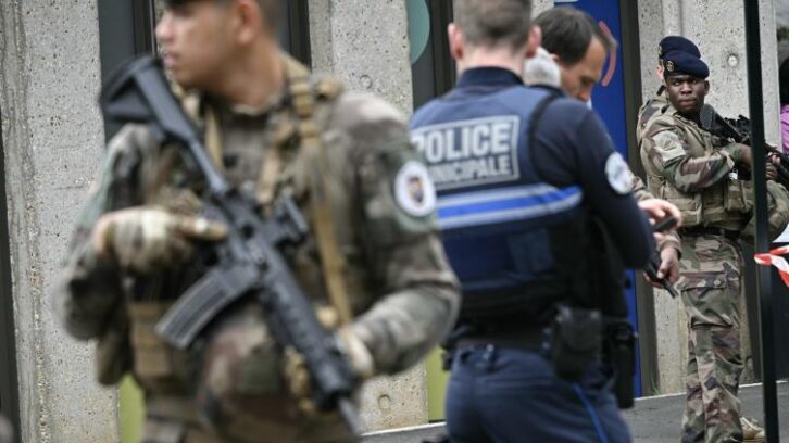 Image à la une de Une lycéenne tuée et trois blessés dans une attaque au couteau dans un lycée privé de Nantes