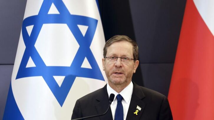 Image à la une de En visite à Auschwitz, le président israélien appelle au retour des otages