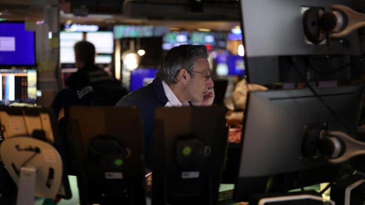Image à la une de Wall Street dispersée, entre résultats d’entreprises mitigés et incertitudes commerciales