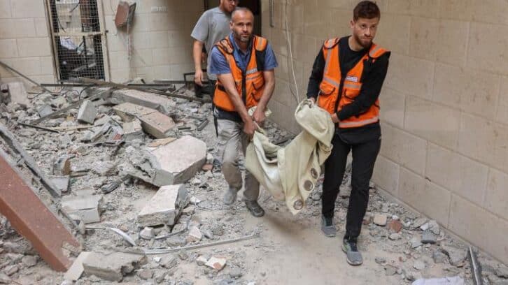 Image à la une de Gaza: 55 morts dans des frappes, Israël menace d’une offensive “plus vaste”
