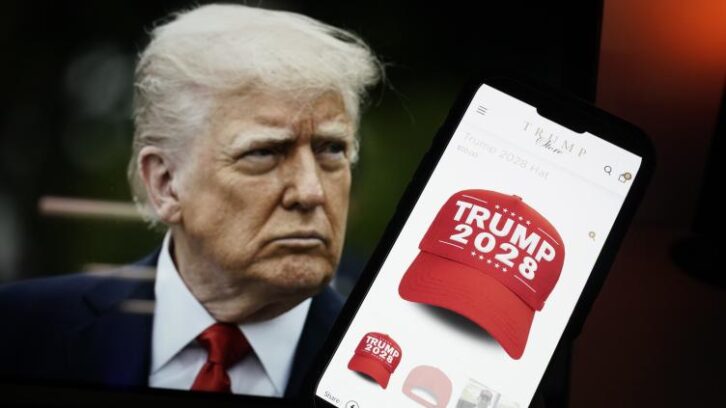 Image à la une de Des casquettes et T-shirts “Trump 2028” en vente sur la boutique en ligne de Donald Trump
