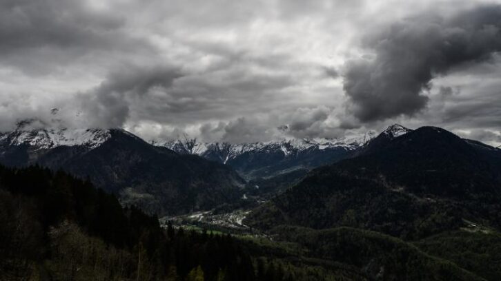 Image à la une de Dans la vallée de l’Arve, le Mont-Blanc surplombe une chape de pollution