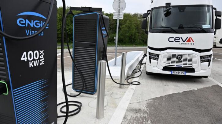 Image à la une de Des stations-relais pour camions électriques, une solution pour décarboner le transport routier