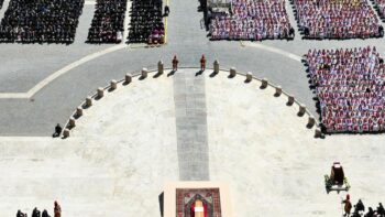 Image à la une de Applaudissements et acclamations pour les adieux au “pape proche des plus petits”