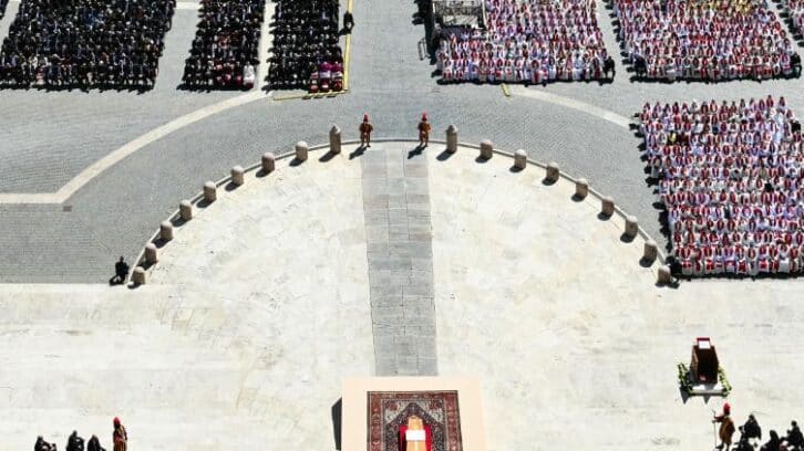 Image à la une de Applaudissements et acclamations pour les adieux au “pape proche des plus petits”