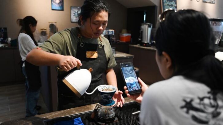 Image à la une de En Chine, une capitale du thé cède sa tasse au café