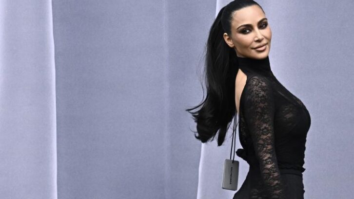 Image à la une de Le procès du retentissant braquage de Kim Kardashian en 2016 s’ouvre à Paris